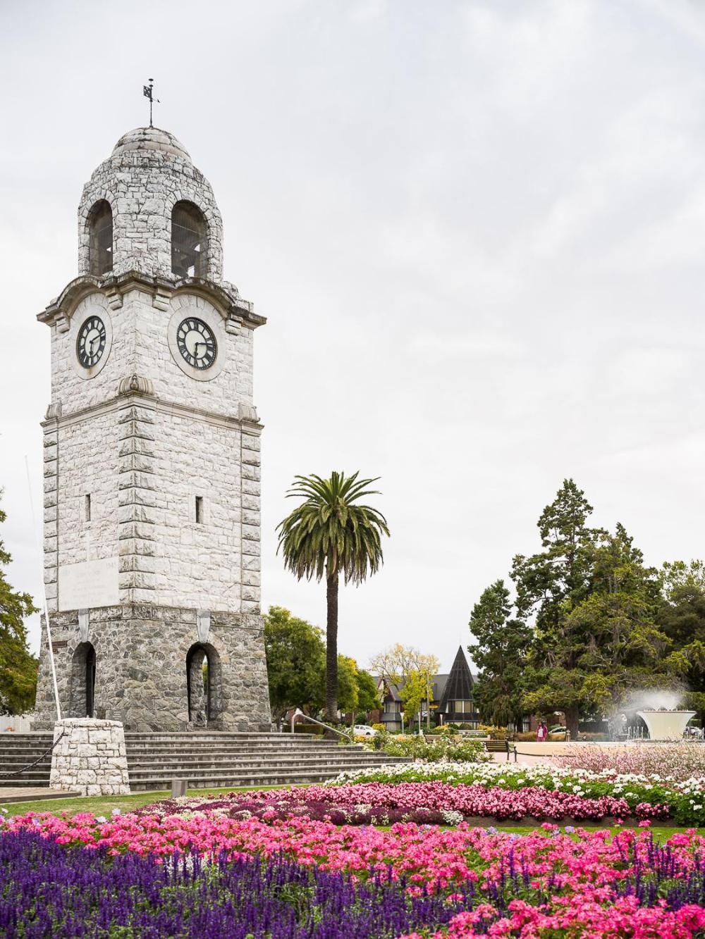 Carnmore Chateau Marlborough Blenheim Buitenkant foto The clock tower at the centre of the square
