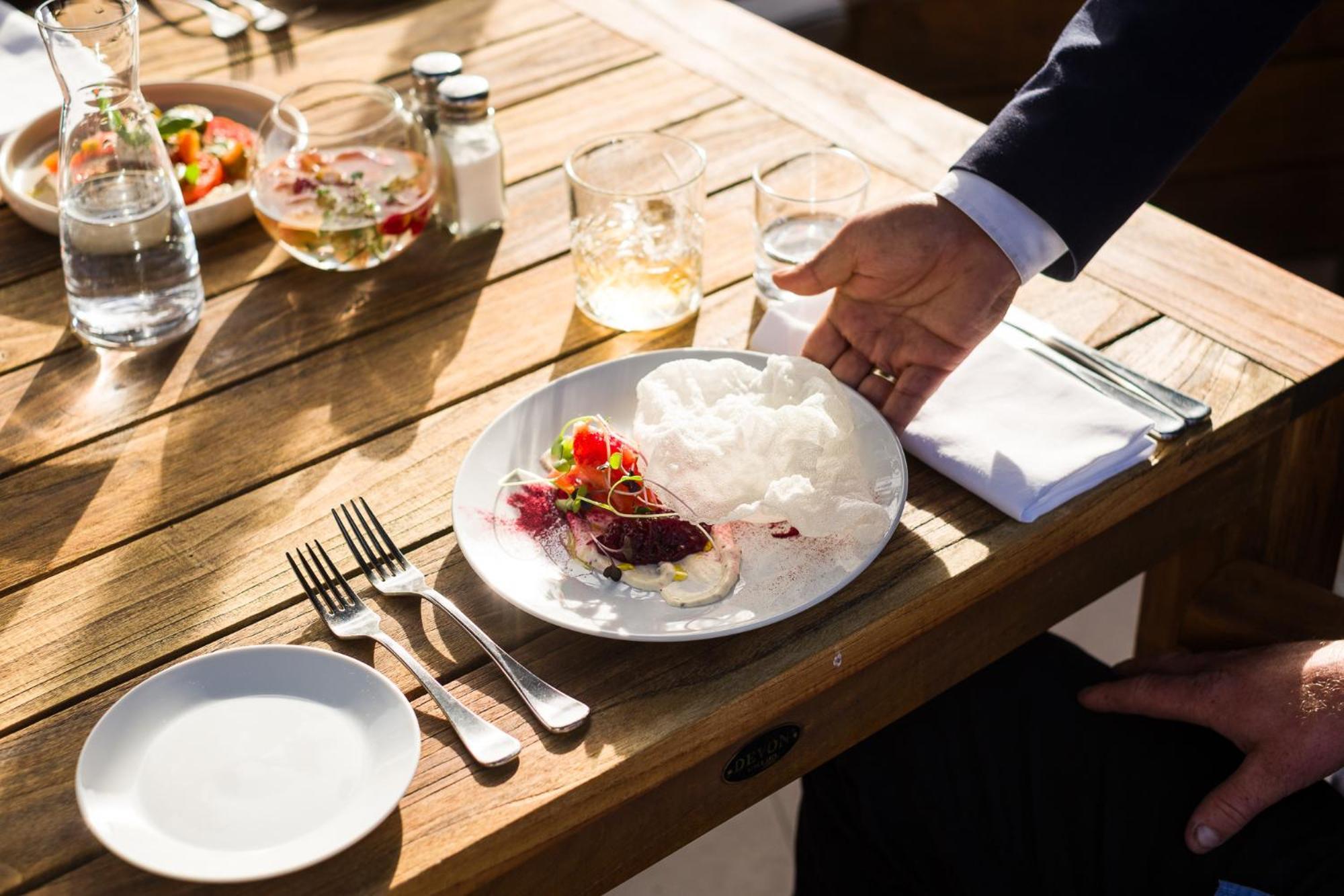 Carnmore Chateau Marlborough Blenheim Buitenkant foto A waiter serving food
