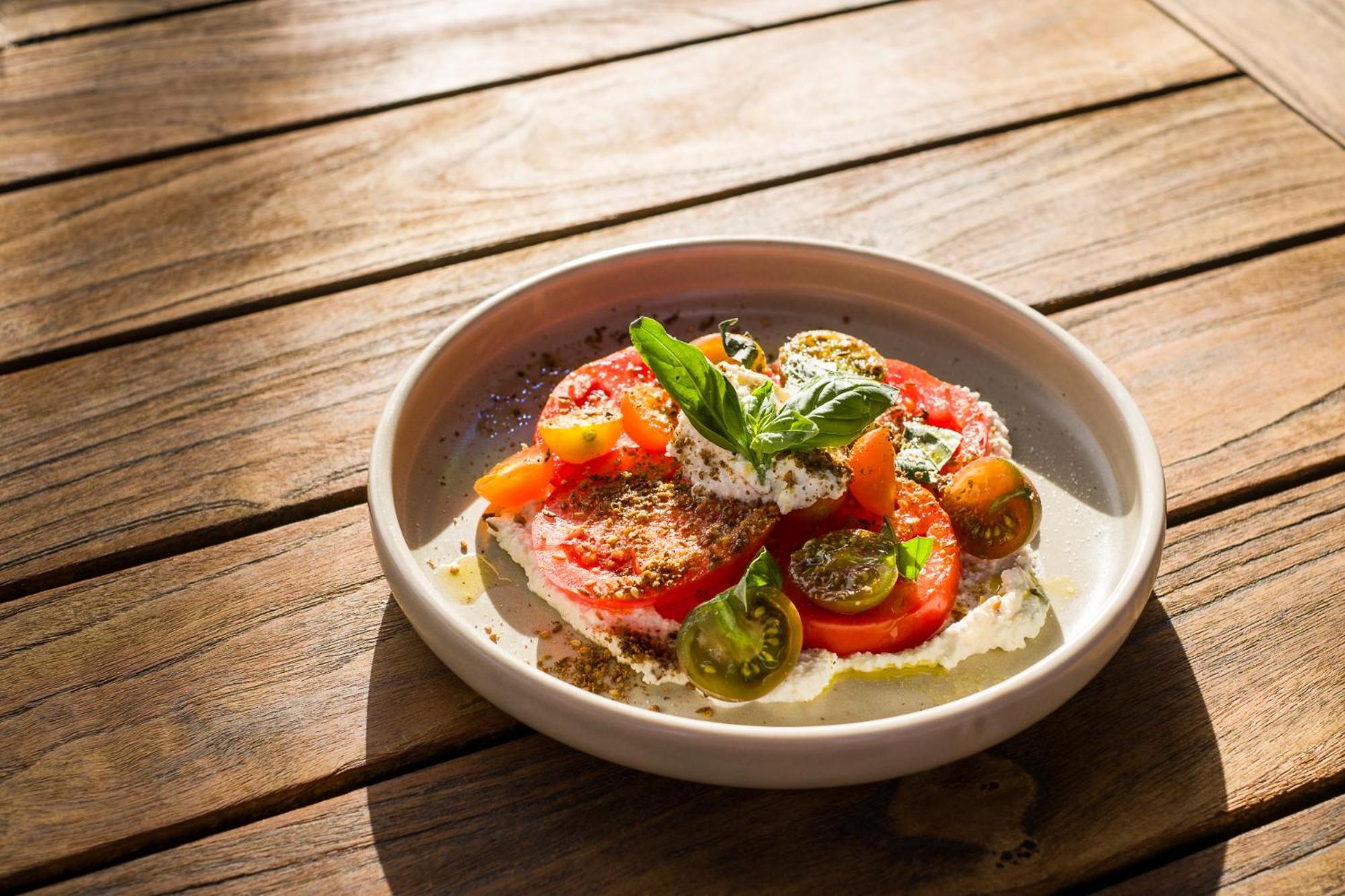 Carnmore Chateau Marlborough Blenheim Buitenkant foto A salad of tomatoes, feta cheese, and olive oil