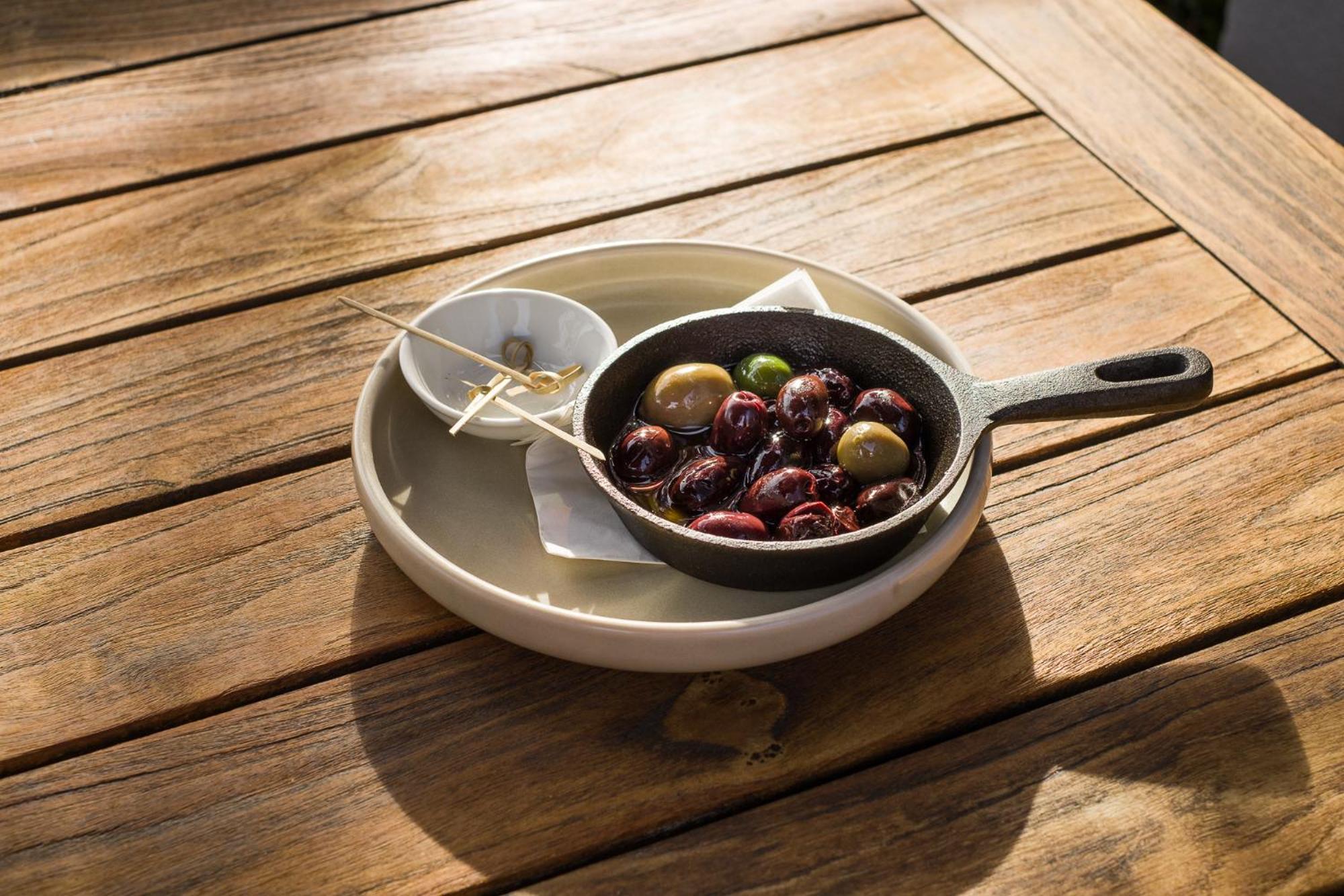 Carnmore Chateau Marlborough Blenheim Buitenkant foto A pan of olives