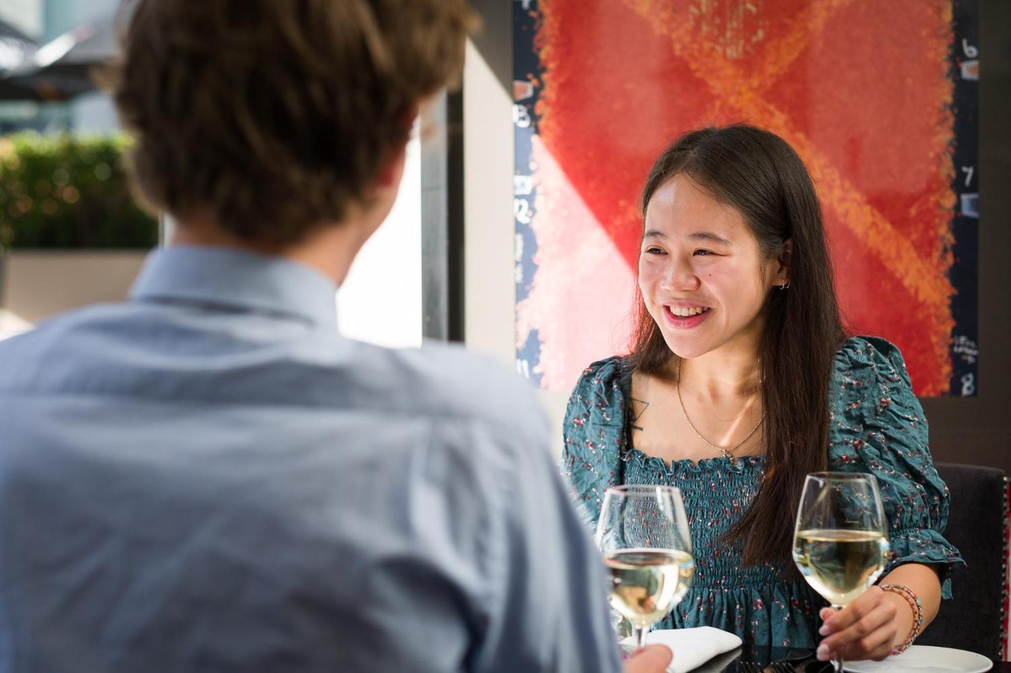 Carnmore Chateau Marlborough Blenheim Buitenkant foto A woman laughing with a man