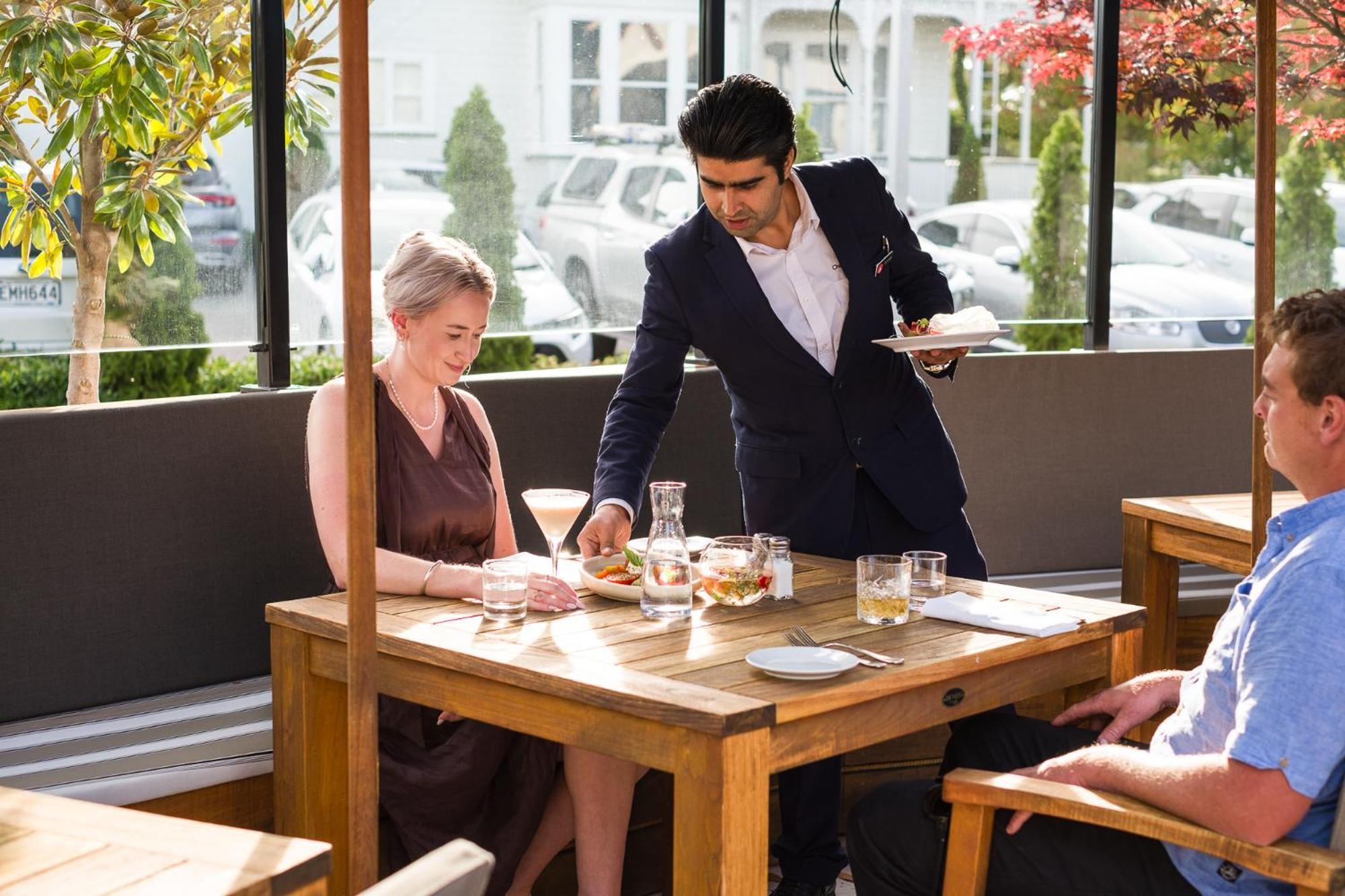 Carnmore Chateau Marlborough Blenheim Buitenkant foto A waiter serving a customer