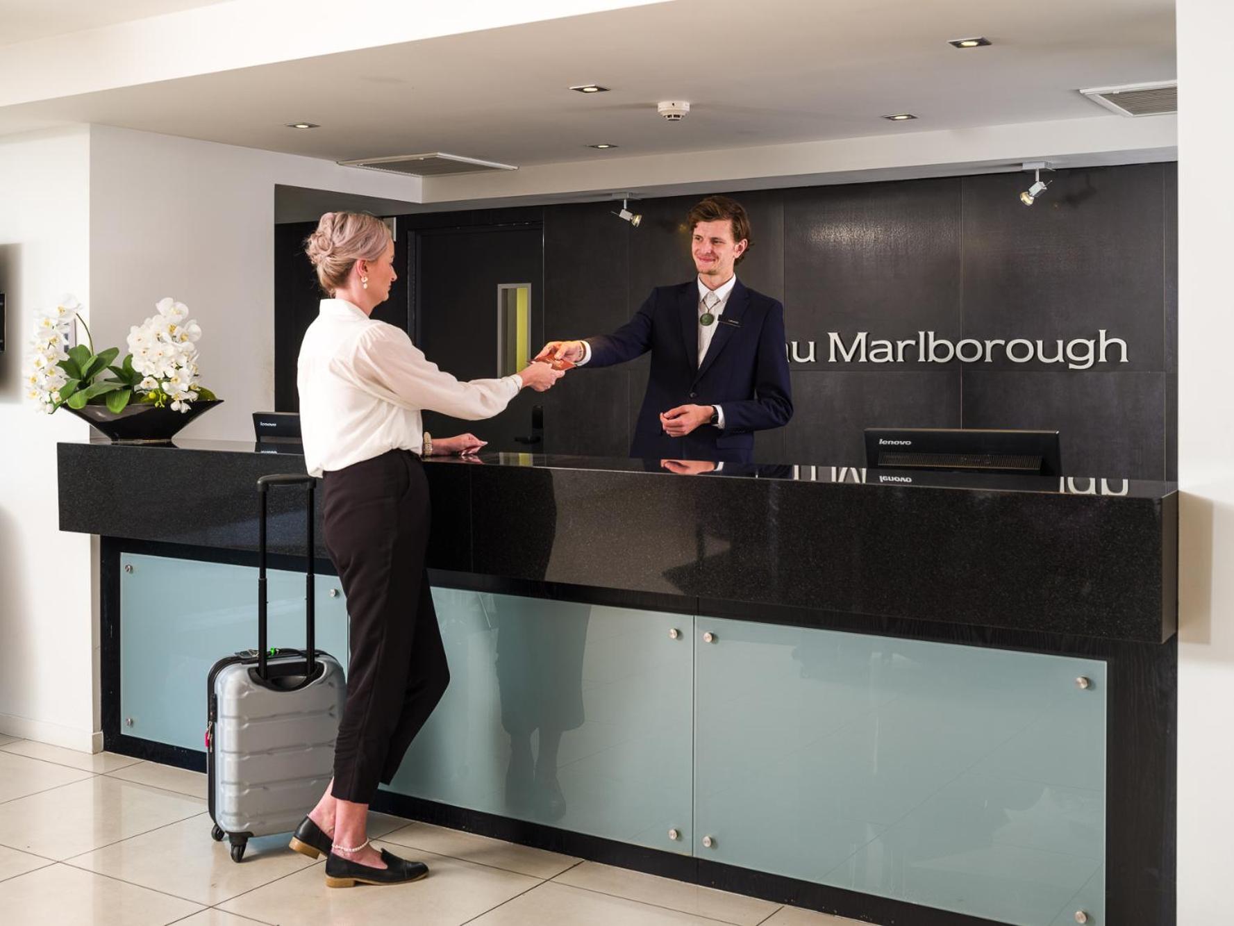 Carnmore Chateau Marlborough Blenheim Buitenkant foto A hotel receptionist