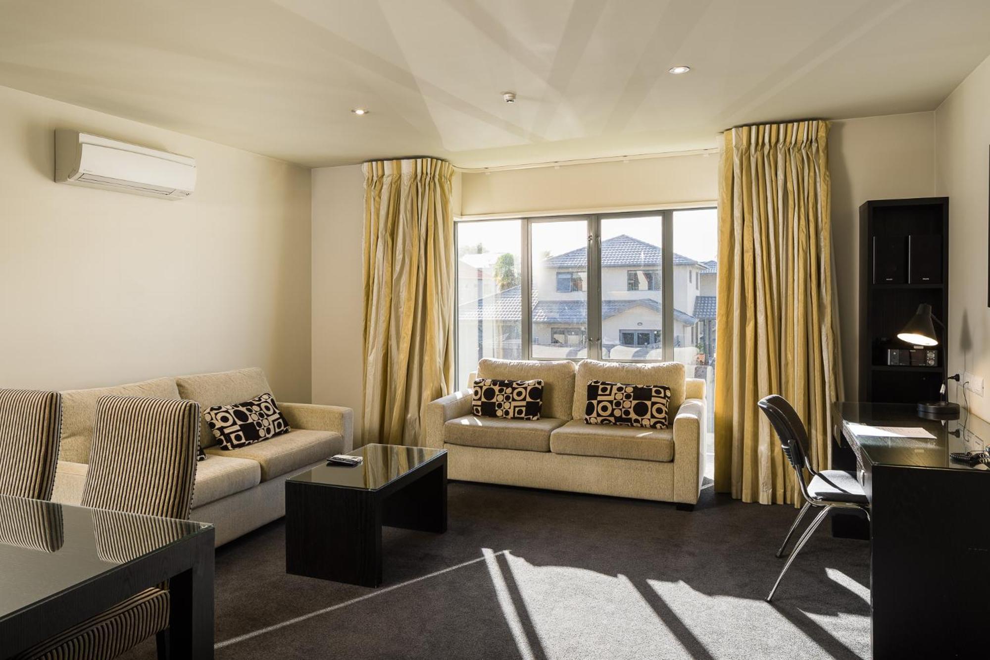 Carnmore Chateau Marlborough Blenheim Buitenkant foto A living room in a modern apartment