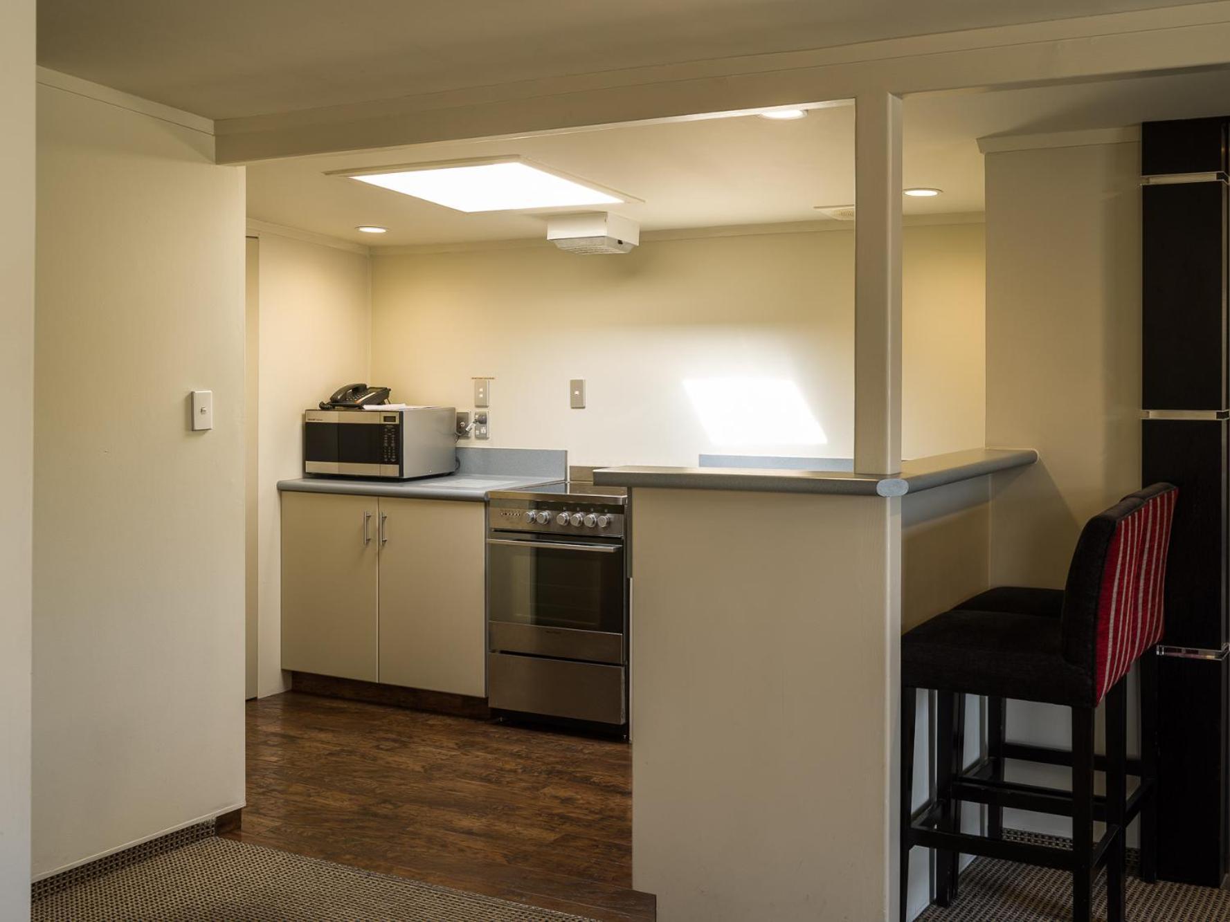 Carnmore Chateau Marlborough Blenheim Buitenkant foto A typical kitchen in a student apartment