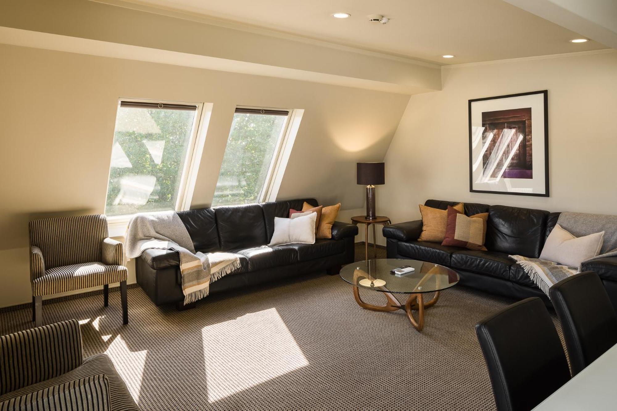 Carnmore Chateau Marlborough Blenheim Buitenkant foto A living room with a skylight
