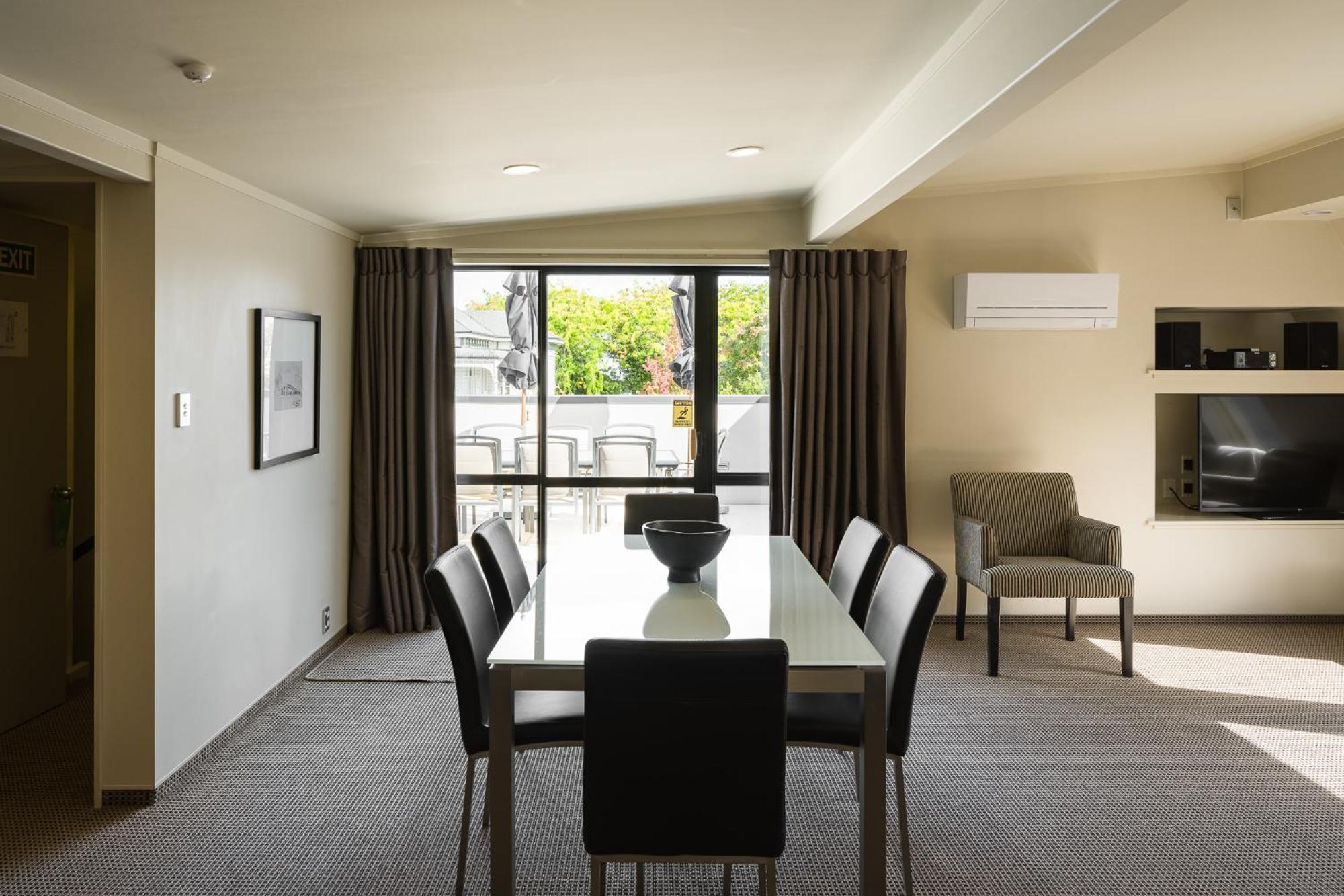 Carnmore Chateau Marlborough Blenheim Buitenkant foto A typical apartment dining room