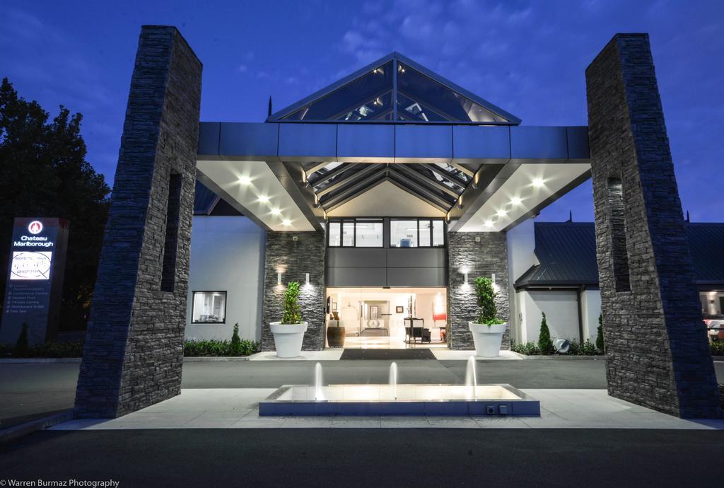 Carnmore Chateau Marlborough Blenheim Buitenkant foto The entrance to the hotel